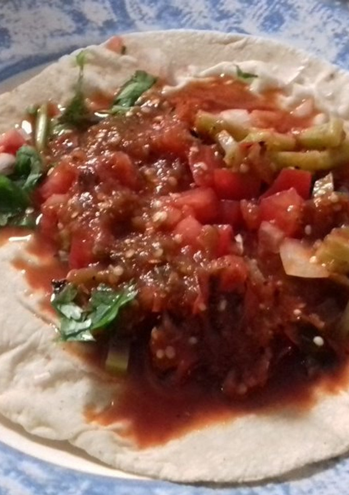 Una foto de Taquitos de nopal con polvo de camarón y salsa quebrada borracha. (tacos mexicanos veganos)