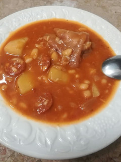Una foto de Alubias con chorizo y manitas