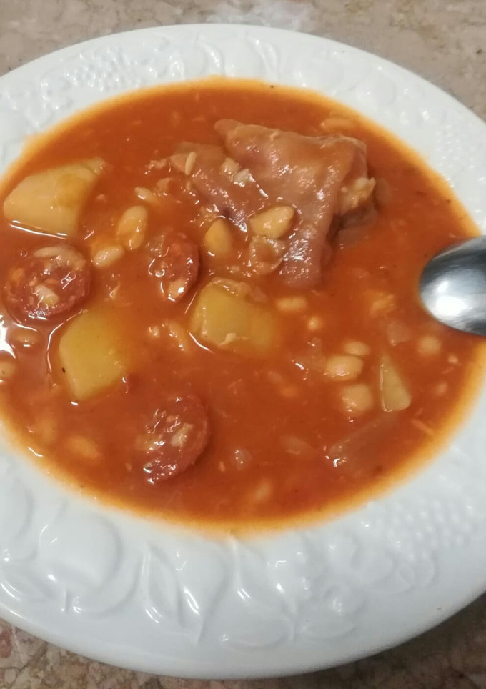 Una foto de Alubias con chorizo y manitas