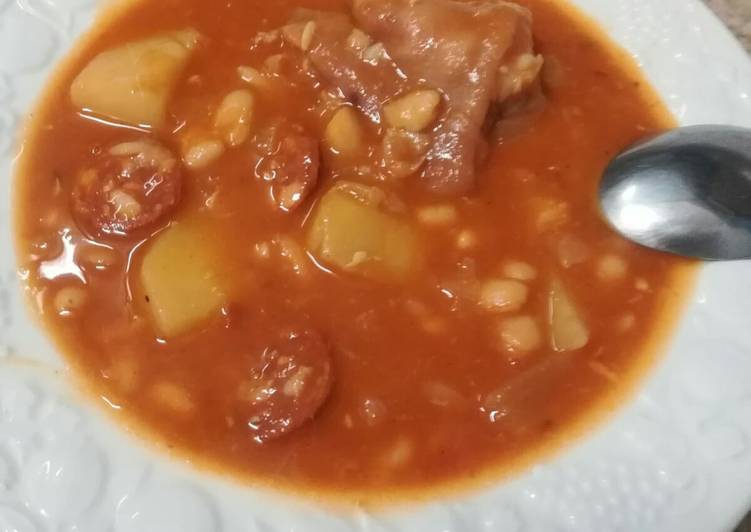 Alubias con chorizo y manitas