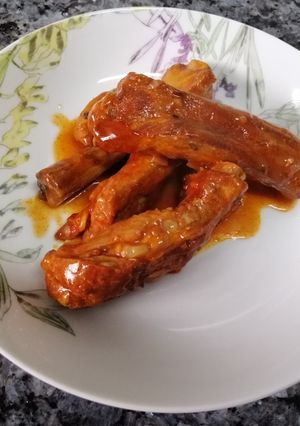 Una foto de Costillas adobadas a mi manera en la olla