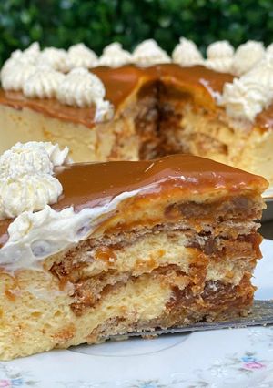 Una foto de Dacquoise y Mousse de flan con dulce de leche