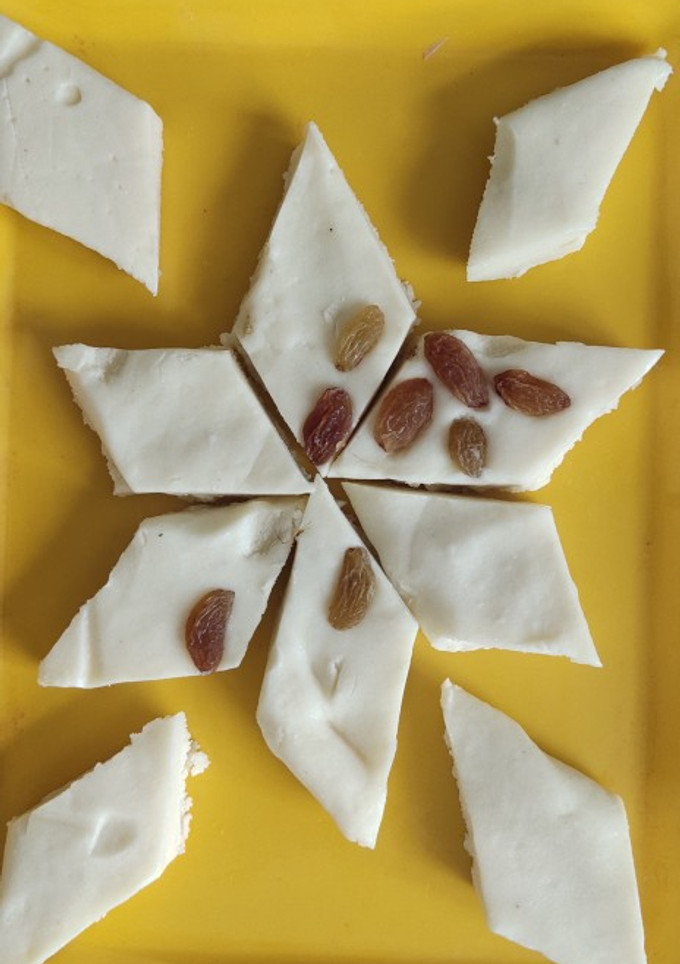 मिल्क बर्फी (milk burfi recipe in Hindi) रेसिपी मुख्य फोटो