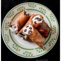 A picture of Cannoli.