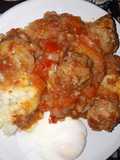 Albóndigas con puré y huevo poché