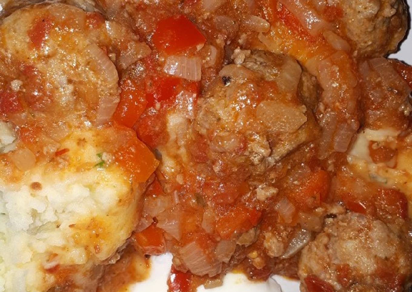 Albóndigas con puré y huevo poché
