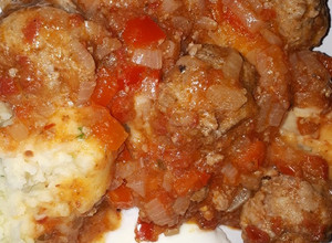 Una foto de Albóndigas con puré y huevo poché