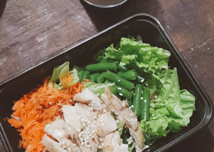 Bagaimana Menyiapkan Grilled Chicken Salad Super Enak