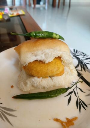 वडा पाव (Vada Pav recipe in Hindi) रेसिपी मुख्य फोटो