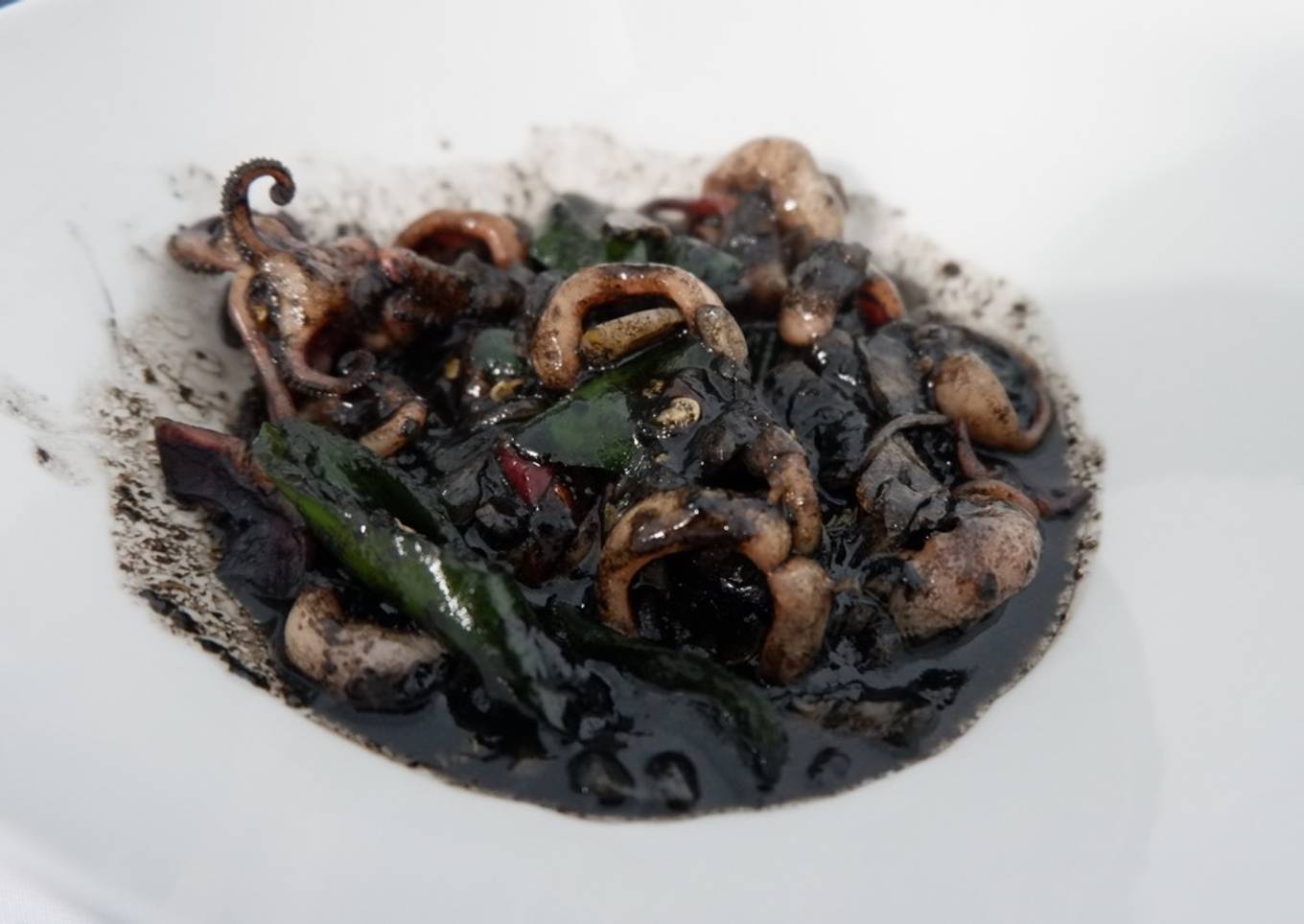 Cumi dalam saus tinta hitam