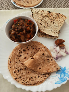 રોટલી (Rotli Recipe In Gujarati) રેસીપી મુખ્ય ફોટો