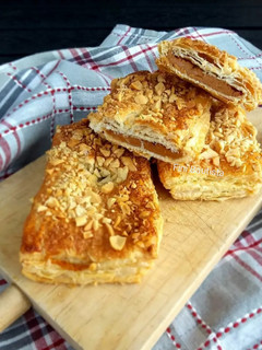 Una foto de Hojaldre relleno con crema de cacahuate
