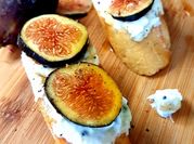 Una foto de higos con queso azul