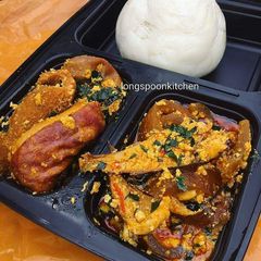 A picture of Egusi soup with fufu.
