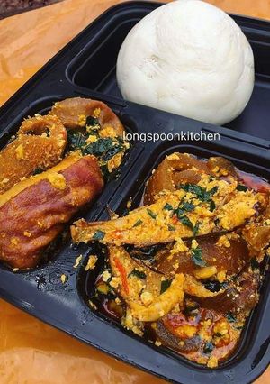 A picture of Egusi soup with fufu.