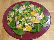 Una foto de ensalada de naranja