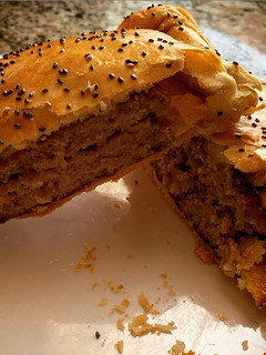 Una foto de Riquísimo hojaldre relleno de carne picada y queso cheddar