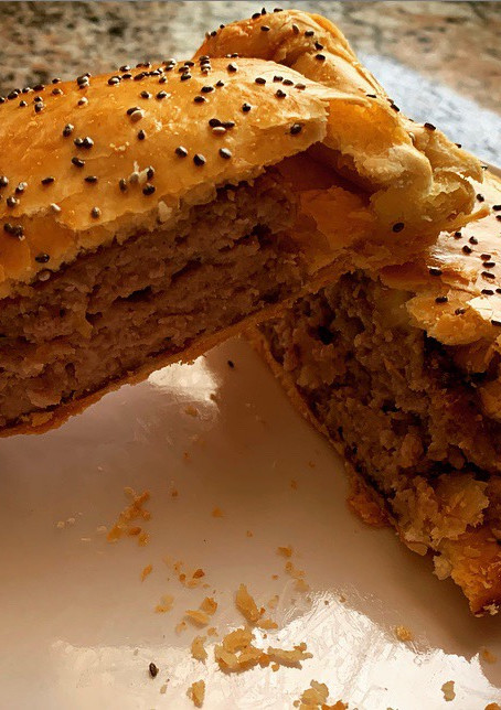 Una foto de Riquísimo hojaldre relleno de carne picada y queso cheddar