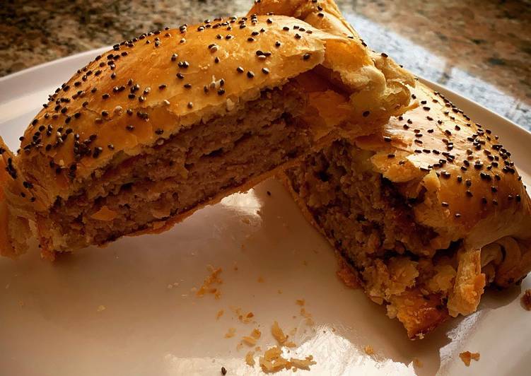 Riquísimo hojaldre relleno de carne picada y queso cheddar