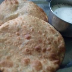 A picture of Aloo kachori.