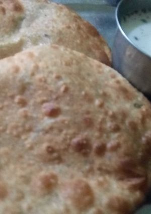A picture of Aloo kachori.