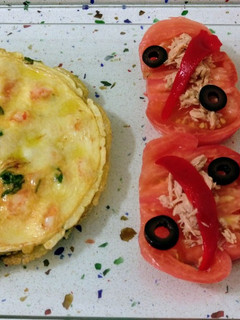 Una foto de Tortilla de cilantro y langostinos con ensalada de tomates rosas