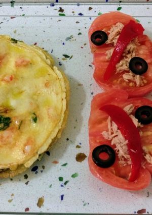 Foto principal de Tortilla de cilantro y langostinos con ensalada de tomates rosas
