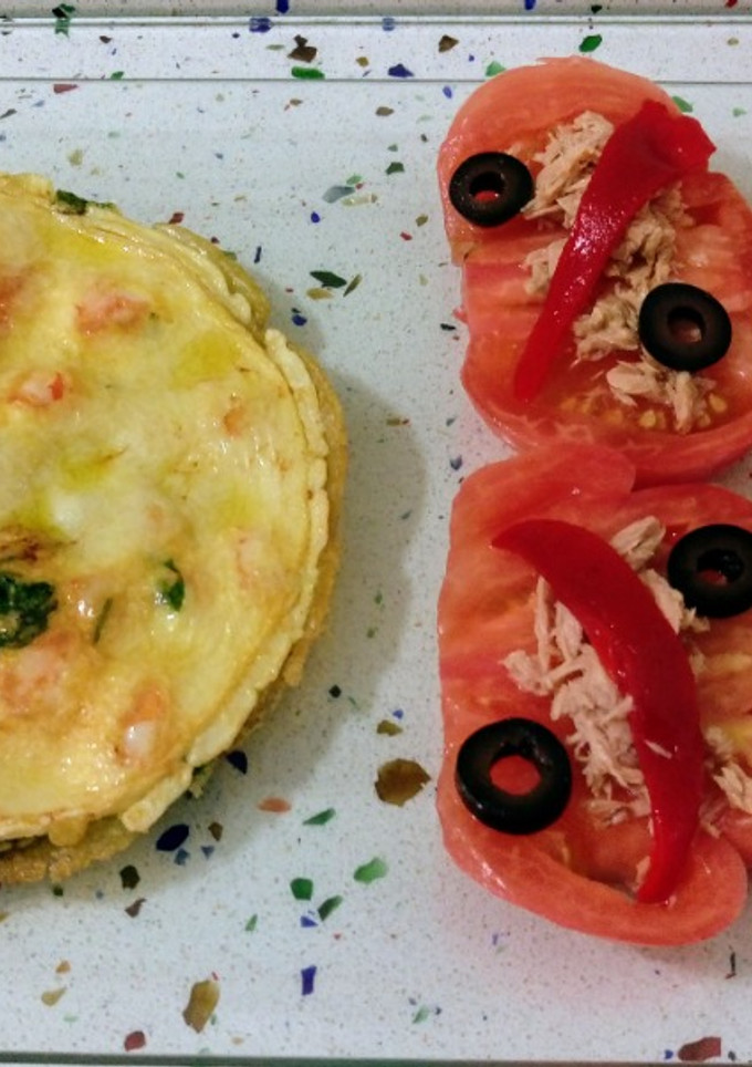 Una foto de Tortilla de cilantro y langostinos con ensalada de tomates rosas
