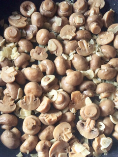 Una foto de Champiñones al ajillo y vino de Jerez 🍄