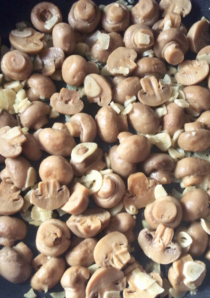 Una foto de Champiñones al ajillo y vino de Jerez 🍄