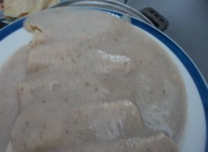 Una foto de Enfrijoladas de amaranto, chaya, hierba santa rellenas de chayote  cocido. México