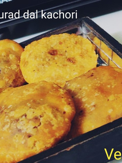 उड़द दाल की कचोड़ी(Udad daal ki kachori recipe in Hindi) रेसिपी मुख्य फोटो