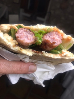 Una foto de Bocadillo de pan de pita y longanizas a la brasa