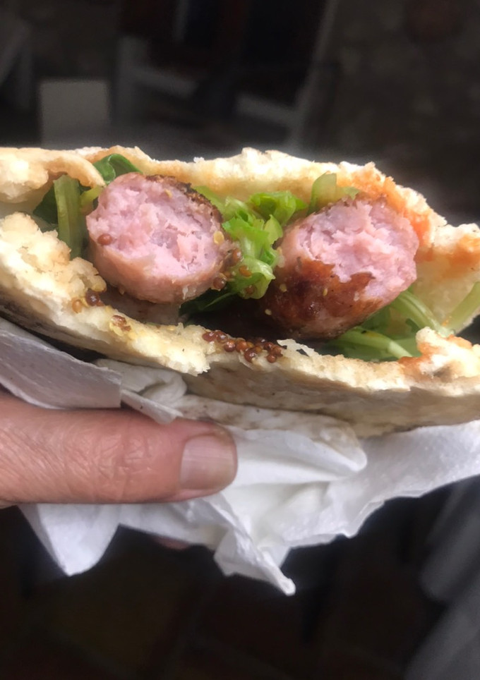 Una foto de Bocadillo de pan de pita y longanizas a la brasa