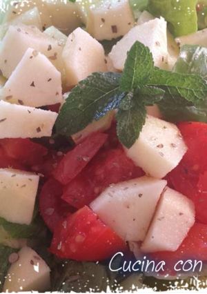 Foto di Insalata, mela e pomodori