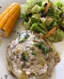 Dumpling de Coll relleno de pollo y vegetales cocidos al vapor en crema mutabal con ensalada
