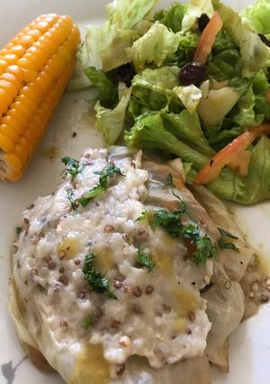 Una foto de Dumpling de Coll relleno de pollo y vegetales cocidos al vapor en crema mutabal con ensalada