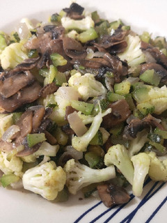Una foto de Zucchini, coliflor y champiñones salteados al natural