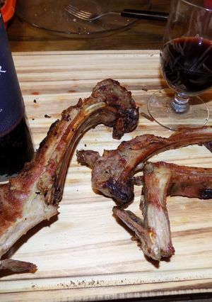 Una foto de Costillas de cordero en parrigas