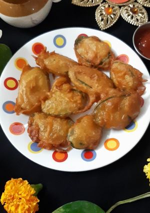 घोसाळ्याची भजी (Ghosalyachi Bhajji Recipe In Marathi) रेसिपी चे मुख्य फोटो 