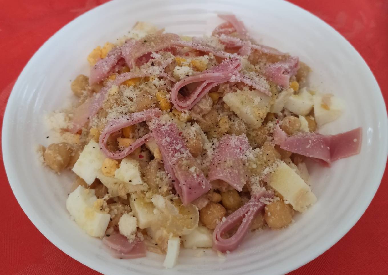 Ensalada de garbanzos con atún, maíz, jamón y queso