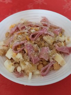 Una foto de Ensalada de garbanzos con atún, maíz, jamón y queso