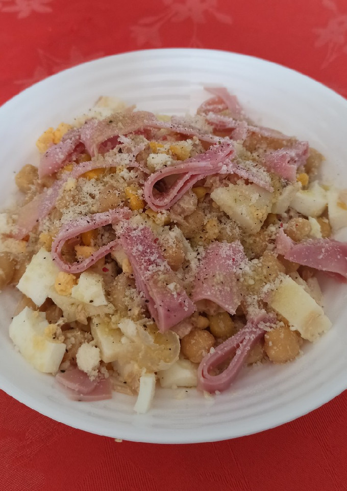 Una foto de Ensalada de garbanzos con atún, maíz, jamón y queso
