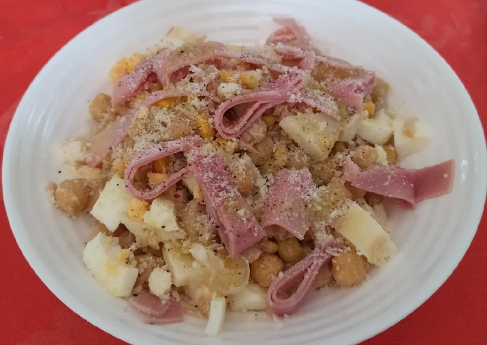 Pasos sencillos para Preparar  Ensalada de garbanzos con atún, maíz, jamón y queso