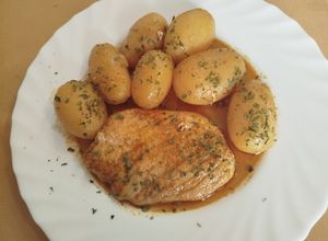 Foto principal de Filetes de jamón de cerdo con patatas al horno con sazonador