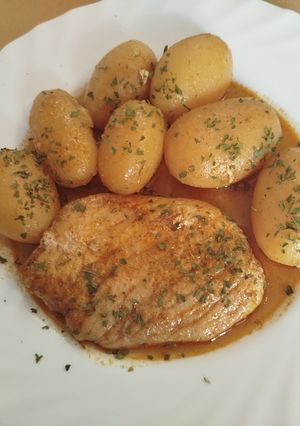 Una foto de Filetes de jamón de cerdo con patatas al horno con sazonador