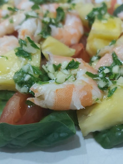 Una foto de ENSALADA DE ESPINACAS CON LANGOSTINOS, y vinagreta de ajo