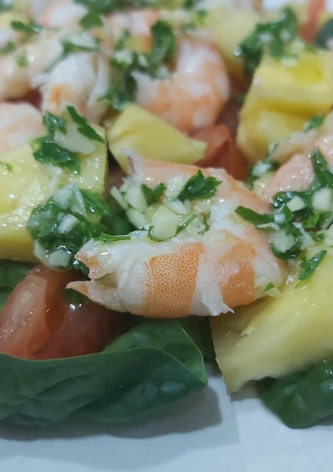 Una foto de ENSALADA DE ESPINACAS CON LANGOSTINOS, y vinagreta de ajo