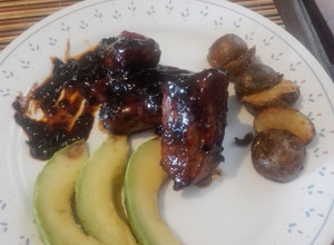 Una foto de Costillas de cerdo en salsa BBQ de mi autoría, con papas y aguacate