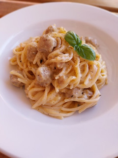 Una foto de Espaguetis a la carbonara de salchichas